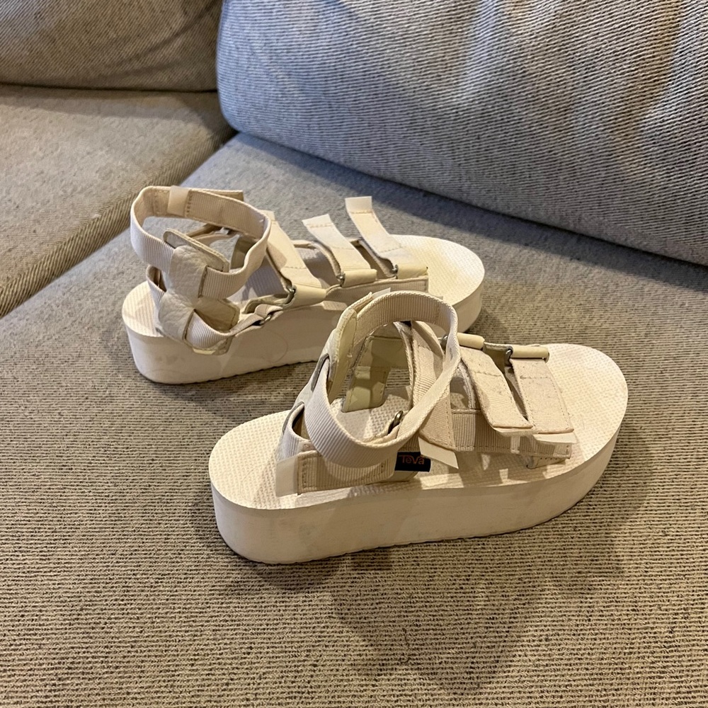 Teva Women’s Mevia Flatform Sandals Size 8